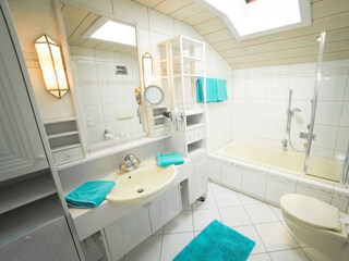 Apartment B - Bad / WC Zimmer 2
