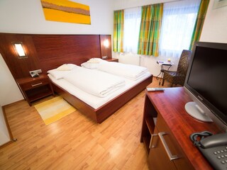 Zimmer D, buchbar zu Apartment E oder F