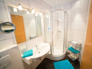 Zimmer D, Dusche / WC