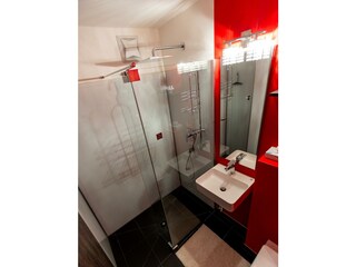 Apartment A, Bad 2
