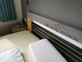 Bett mit Logo Neu