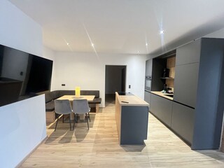 Küche mit Kochinsel in den Appartements