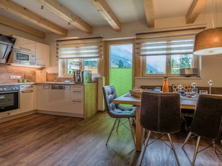 Küche mit großem Esstisch