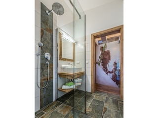 Tür zum Saunabereich