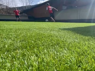 Fußball auf der Kunstrasenterrasse für Kinder