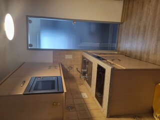 Küche mit Geschirrspüler und Mikrowelle