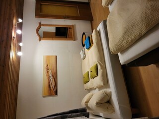 Schlafzimmer mit Ausziehcouch