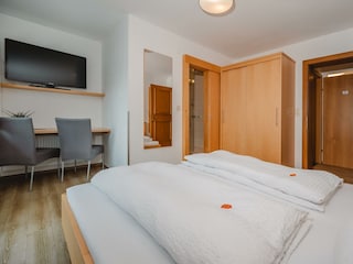 appartement-edelweiss1-schlafzimmer1-doppelbett-ex