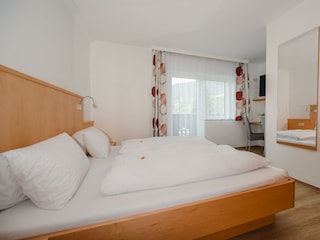 appartement-edelweiss1-schlafzimmer-doppelbett-ext