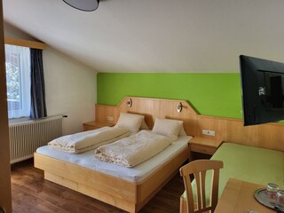Schlafzimmer mit 3 Betten und Bad (1)