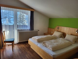 Schlafzimmer mit 3 Betten und Bad (2)