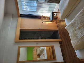 Schlafzimmer mit 3 Betten und Bad (3)