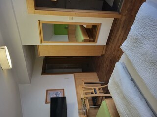 Schlafzimmer mit 3 Betten und Bad (4)