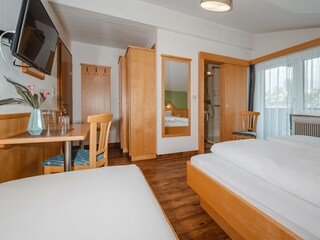 appartement-edelweiss2-schlafzimmer1-doppelbett-ei