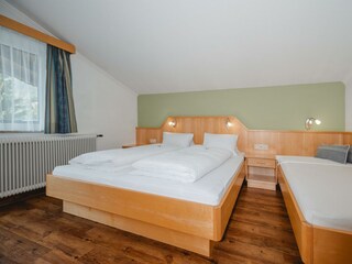 appartement-edelweiss2-schlafzimmer-doppelbett-ein