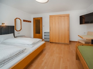 appartement-grafenberg1-schlafzimmer1-doppelbett-u