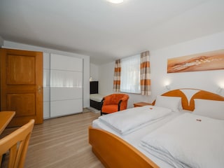 apartment-grafenberg1-schlafzimmer3-doppelbett-und