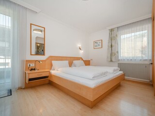 appartement-edelweiss1-schlafzimmer2-doppelbett-au