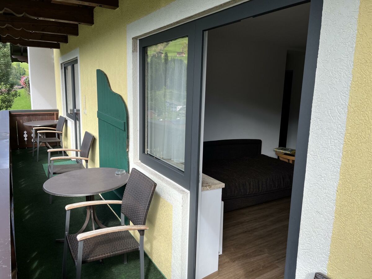 apartment-grafenberg-haus ortsblick-wagrain-balkon