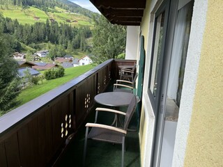 apartment-grafenberg2-haus ortsblick-wagrain-balko