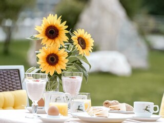 Guten-Morgen-Frühstück im ruhigen Garten