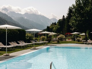 Aussenpool mit Bergblick 3 Gehminuten vom Hotel