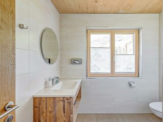 Badezimmer Zimmer 2 mit Fenster