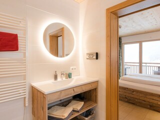 Badezimmer Zimmer 3 mit Blick zum Balkon