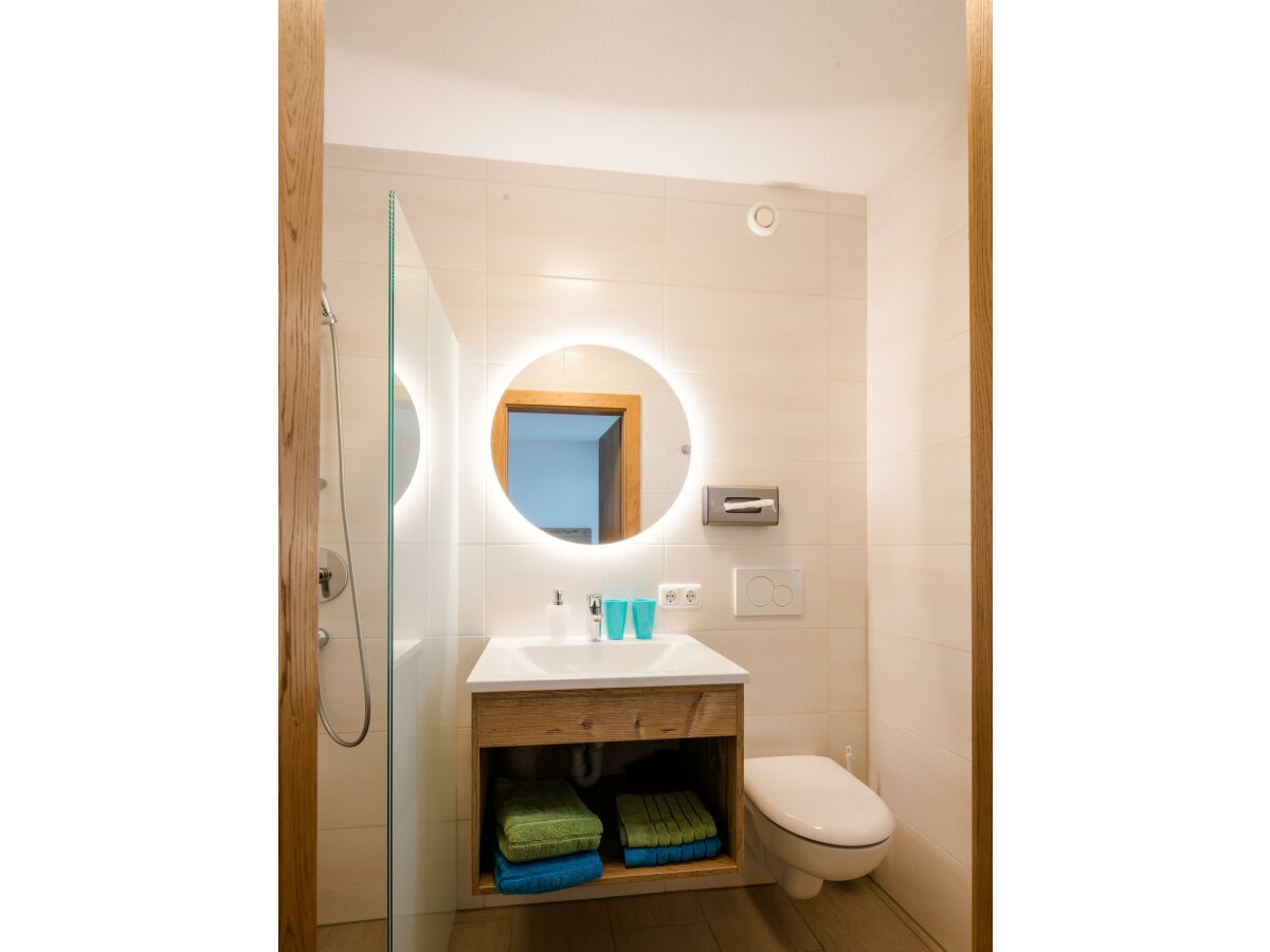 Zimmer 5 Badezimmer mit Fenster
