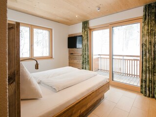 Schlafzimmer App. 1 mit Balkonzugang