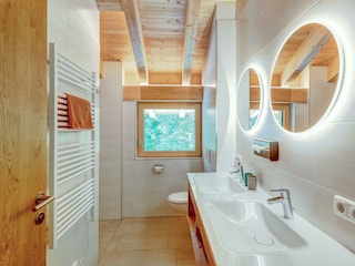 Badezimmer mit Doppelwaschbecken