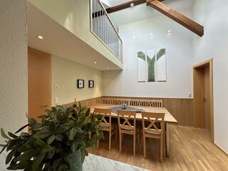 großzügiges Esszimmer