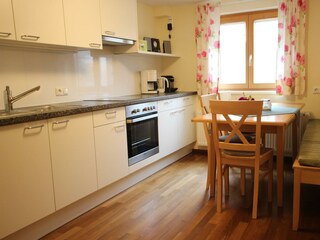 perfekt ausgestattete Küche mit Esstisch