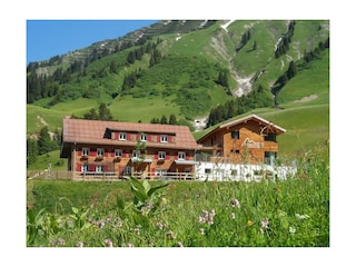 Mitten in einer atemberaubenden Berglandschaft