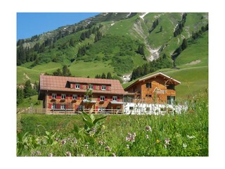 Mitten in einer atemberaubenden Berglandschaft