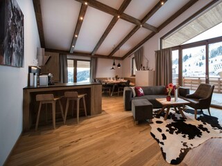 Chalet Apartment_Wohn- und Esszimmer mit Küche
