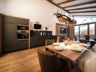 Chalet Apartment_Wohn- und Esszimmer mit Küche