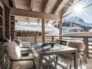 Möblierter Balkon und Terrasse bei jedem Chalet
