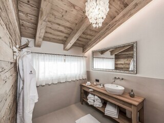 Jedes Chalet hat zwei Badezimmer