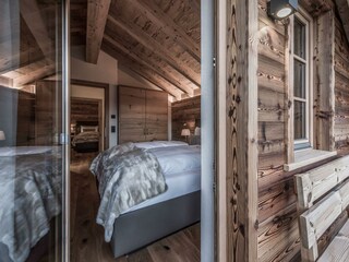 Die Chalets sind mit viel Holz gebaut