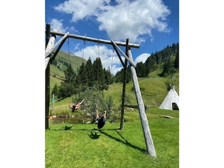 Die Kids lieben die Riesenschaukel