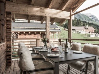 Möblierte Balkone in der Nachmittagssonne