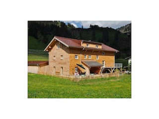 Großzügige Gartenanlage mit Grillmöglichkeit