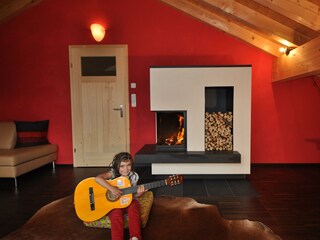 Anna Maria spielt Gitarre in der Kaminstube