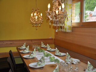 Esstisch im Spa-Luxusappartement