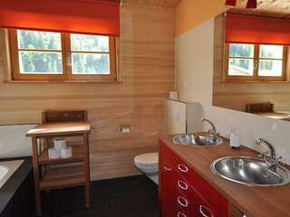 großes Bad mit Badewanne, Dusche und Doppelwaschbecken