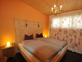 großes Zimmer mit Doppelbett und Etagenbett