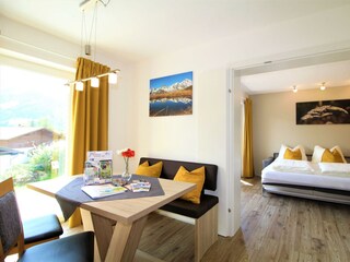 Essecke mit Blick in den Wohn-Schlafraum