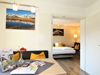 Essecke mit Blick in den Wohn- Schlafraum