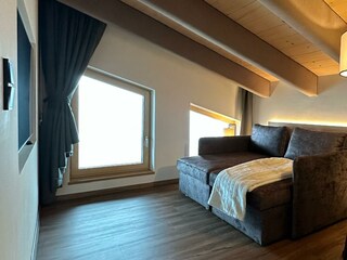 Wohnzimmer mit Sichtdachstuhl